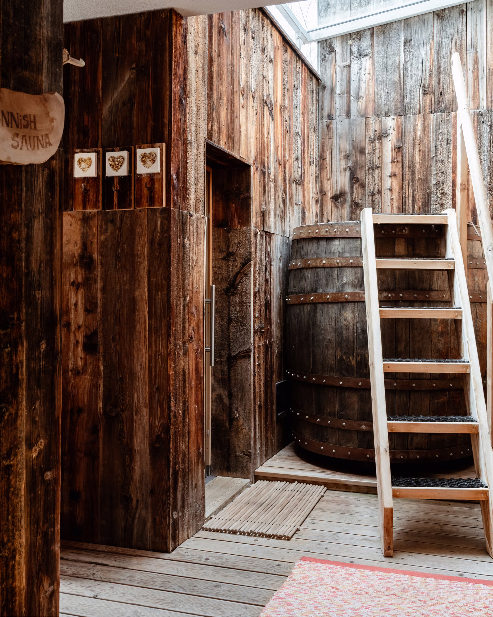 Timber bathing area between wood-clad walls at Lagació