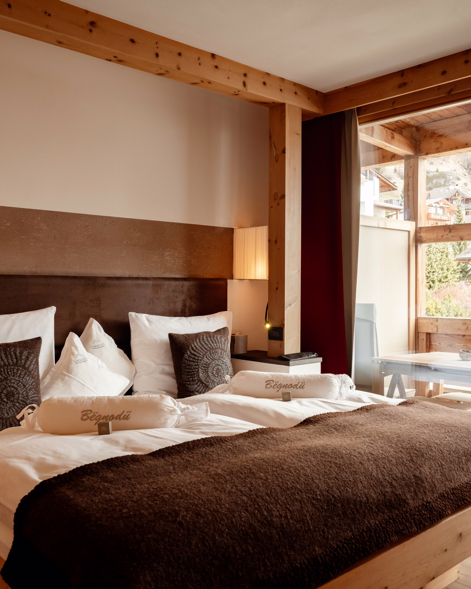 Lagació suite with a timber-framed bed and balcony